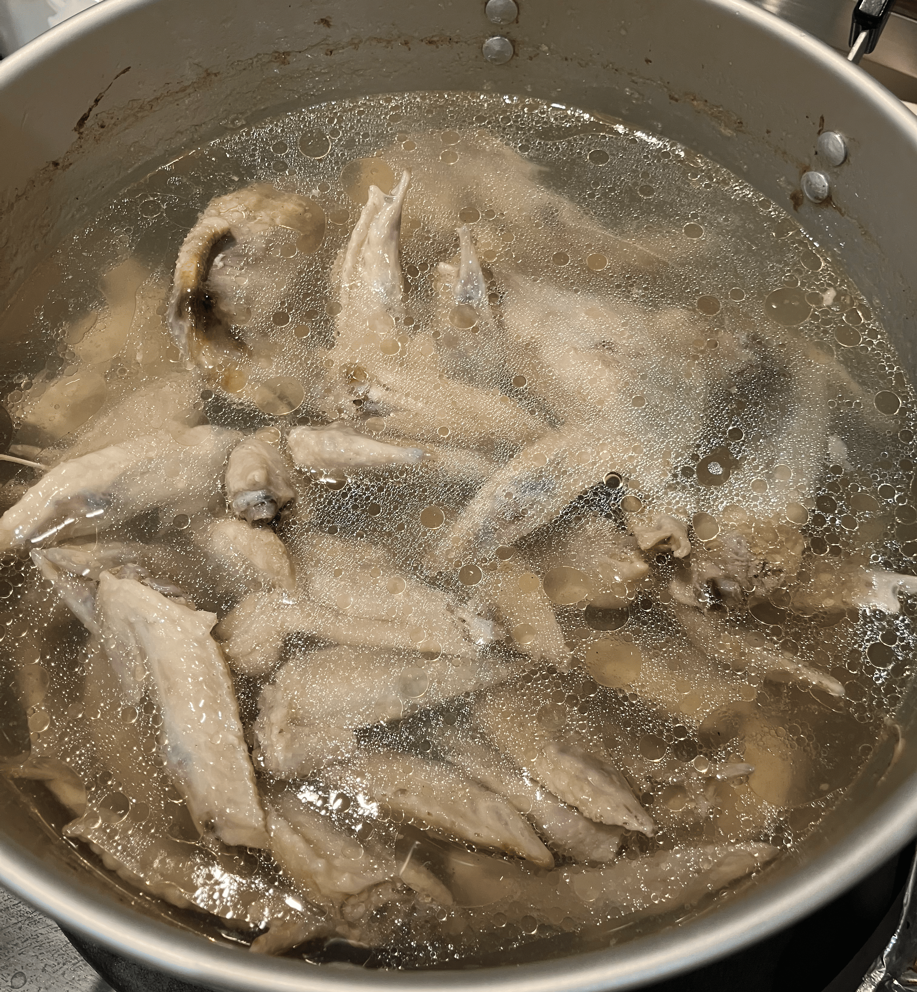 店内で炊き出す鶏ガラスープ